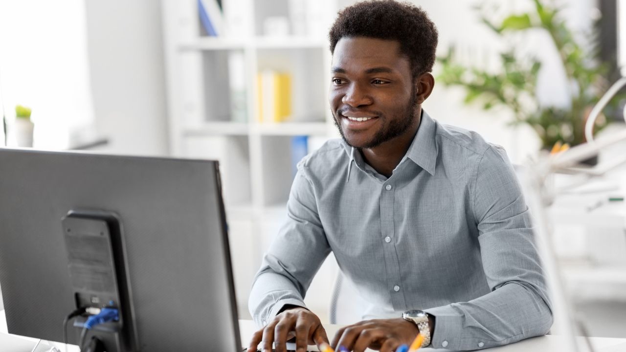 Aperfeiçoe sua trajetória profissional com cursos voltados para a carreira pública